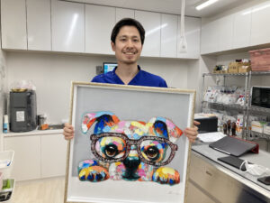 犬の絵を持つ院長