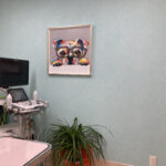 診察室に飾られる犬の絵