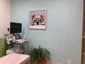診察室に飾られる犬の絵