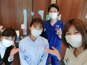 大阪PEPPY動物専門学校の学生とスタッフ