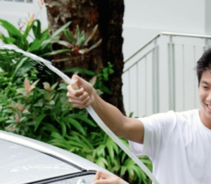 ホースの先を潰して勢いを出す様子