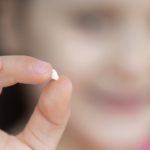 抜けた歯を持つ少女