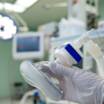 手術室で酸素マスクを持つ様子