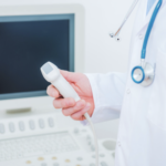 エコー器具を手に持つ医師