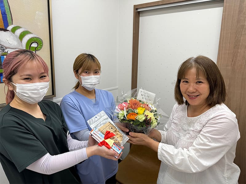 お花と動物用のお菓子をプレゼント